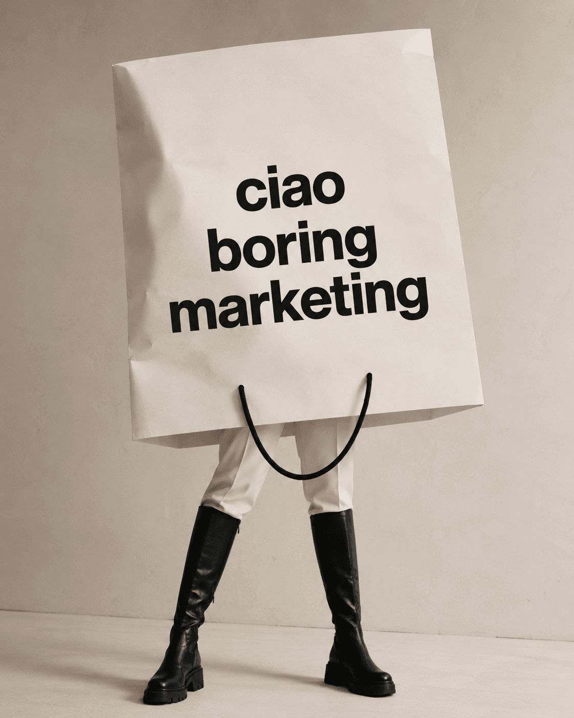 דמות בתוך שקית נייר ענקית עם הכיתוב ciao boring marketing