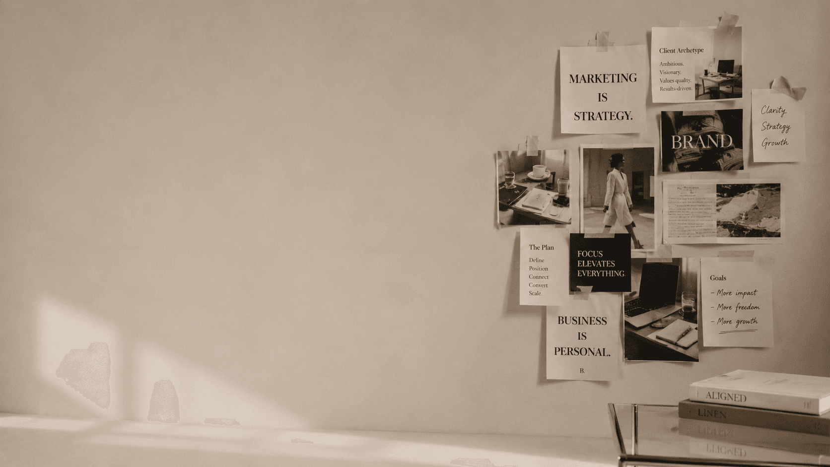 קיר מודבורד עם כרזות: Marketing is Strategy, Brand, Business is Personal